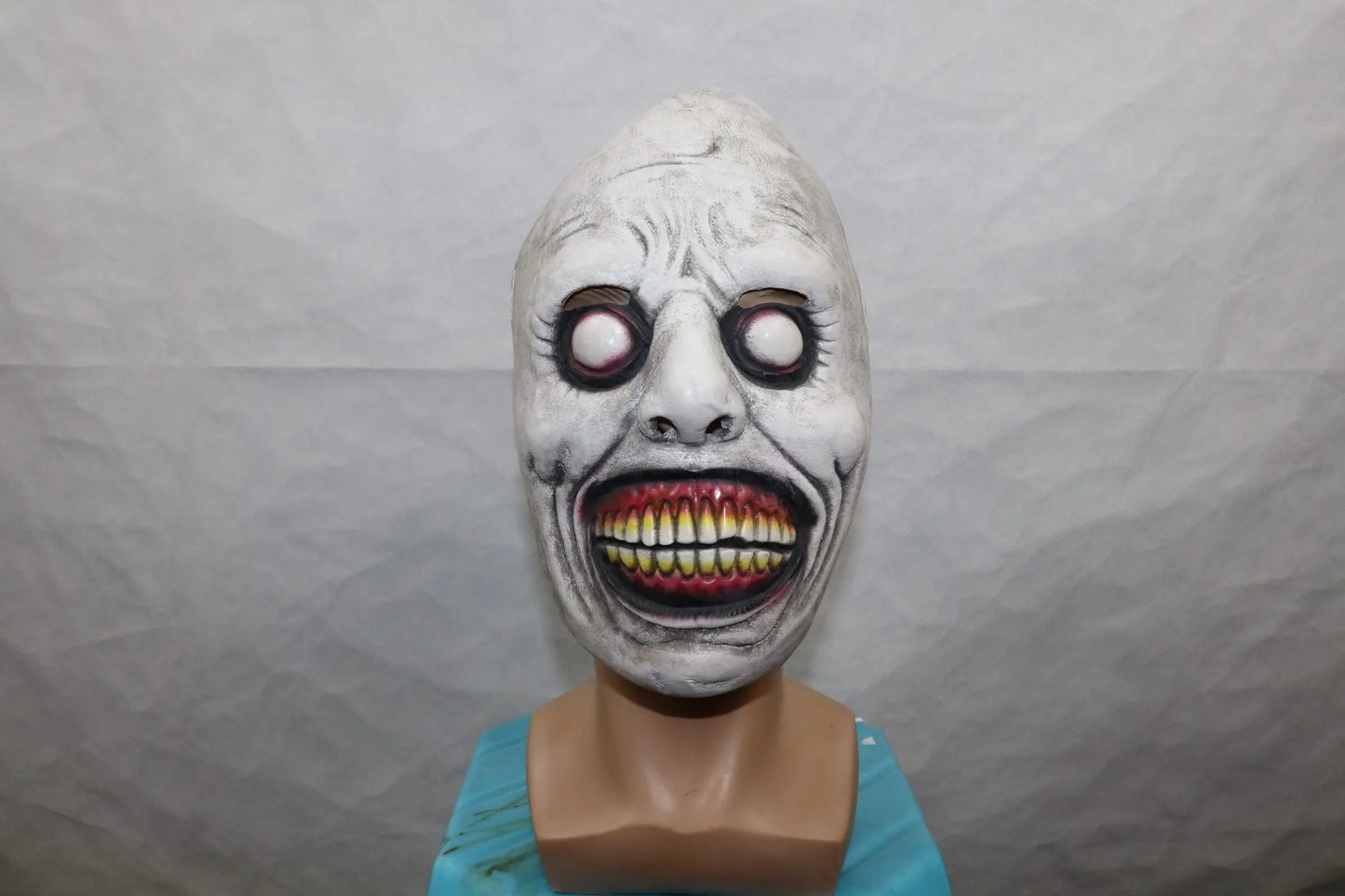 2021 Exorcist Demon Mask – Pure Horror in Every Detail!"
Unleash your inner demon with the 2021 Exorcist Horror Smile Mask – a terrifying mask that will send chills down your spine! Featuring a twisted, green face, white